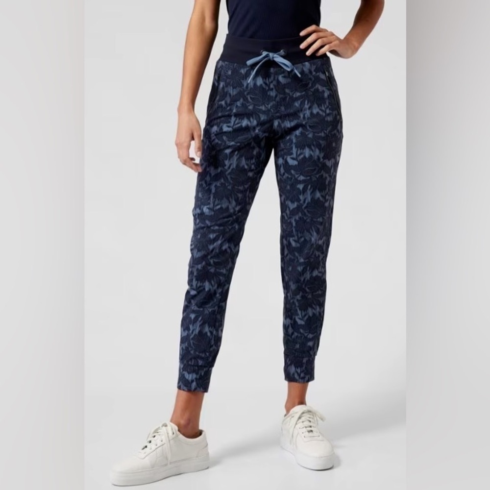 Athleta Trekkie North Printed Jogger Pants - Navy floral size 4 J20